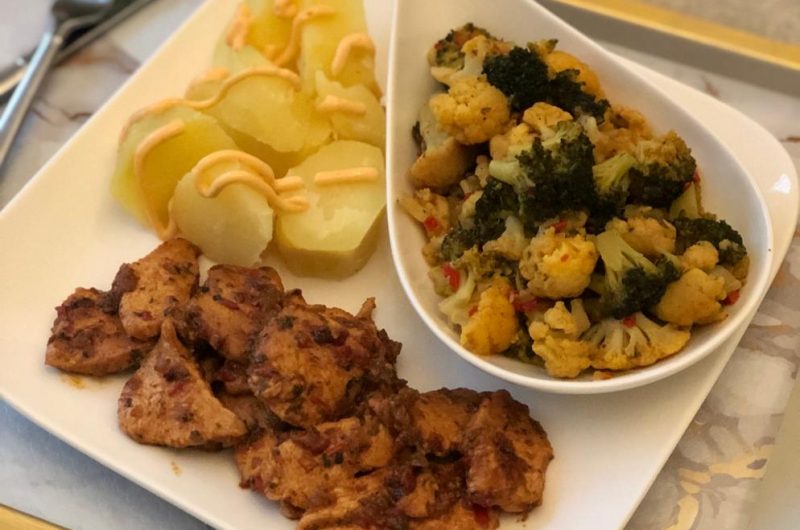 Malse kip met aardappelen en een bloemkool-broccoli charmilla