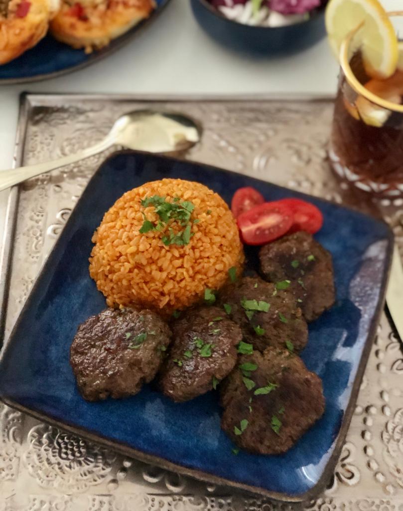 Bulgur pilavi met köfte, rijst van bulgur met gehakt. - Food by Fadoua
